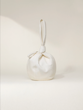 画像をギャラリービューアに読み込む, Purse bag〈Off white〉
